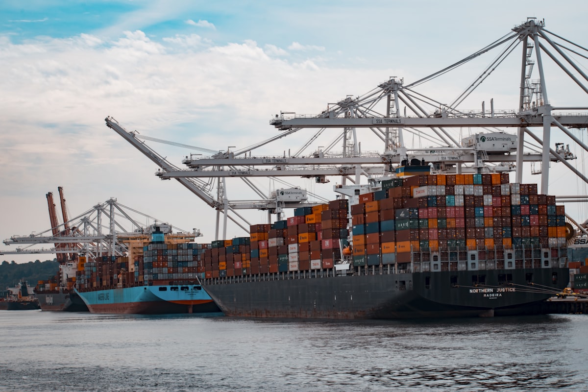 Cụm cảng biển nước sâu hiện đại với các siêu tàu container quốc tế